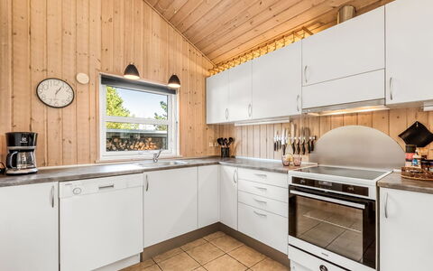 Rekke - 300M to the Fjord: Madera, Cocina, Techo, Aparato De Cocina, Diseño De Interiores, Mostrador, Electrodoméstico, Piso, Casa, Gabinetes