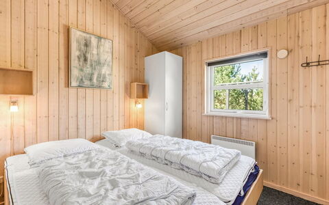 Rekke - 300M to the Fjord: Madera, Habitación, Casa, Madera Dura, Lecho, Cama, Manchas De Madera, Tablón, Marco De La Cama, Congelación