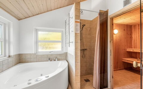 Rekke - 300M to the Fjord: Piso, Diseño De Interiores, Suelo, Arreglo De Tubería, Techo, Madera, Baño, Bañera, Plomería, Encendiendo