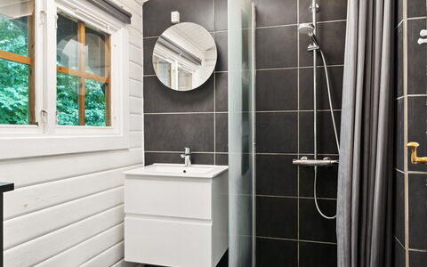 Neela - 300M from the Sea: Baño, Arreglo De Tubería, Asiento Del Baño, Piso, Baño, Diseño De Interiores, Suelo, Lavabo, Plomería, Grifo