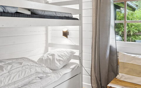 Neela - 300M from the Sea: Litera, Madera, Habitación, Cama, Diseño De Interiores, Suelo, Piso, Lecho, Sábana, Mueble