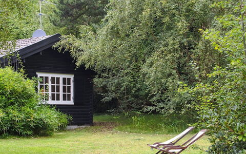 Neela - 300M from the Sea: Arbusto, Cabaña, Jardín, Sombra, Césped, El Maletero, Edificios Del Jardín, Patio Interior, Bosque, Yarda