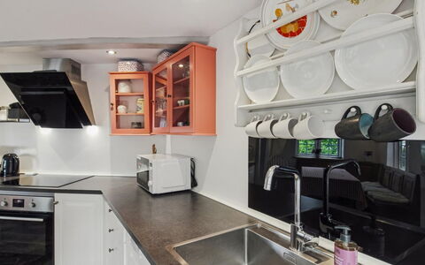 Arnora - 48Km from the Sea: Cocina, Diseño De Interiores, Aparato De Cocina, Mostrador, Electrodoméstico, Gabinetes, Techo, Mueble, Lámpara, Encendiendo