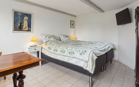Arnora - 48Km from the Sea: Cama, Habitación, Mueble, Sábana, Diseño De Interiores, Suelo, Lecho, Techo, Habitación, Marco De La Cama