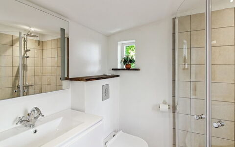 Arnora - 48Km from the Sea: Baño, Arreglo De Tubería, Diseño De Interiores, Piso, Lavabo Del Baño, Lavabo, Grifo, Suelo, Baño, Bañera