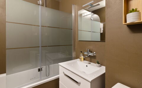Davos 280: Baño, Arreglo De Tubería, Pared, Piso, Diseño De Interiores, Mueble De Baño, Gabinetes, Suelo, Lavabo Del Baño, Espejo