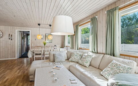 Viljo - 30Km from the Sea: Madera, Diseño De Interiores, Techo, Mueble, Casa, Piso, Sofá, Suelo, Sala, Habitación