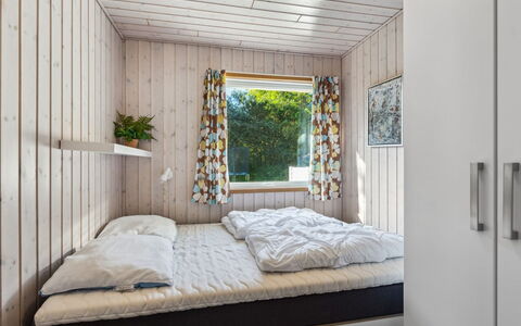 Viljo - 30Km from the Sea: Madera, Diseño De Interiores, Mueble, Habitación, Piso, Cama, Suelo, Techo, Casa, Habitación