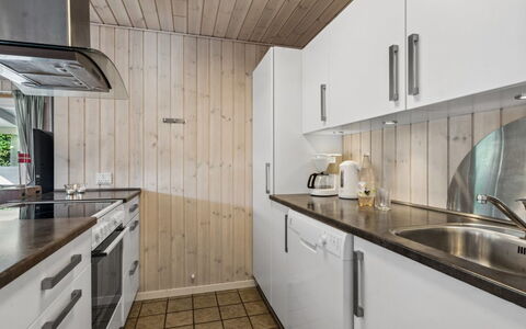 Viljo - 30Km from the Sea: Piso, Cocina, Madera, Mostrador, Diseño De Interiores, Techo, Suelo, Aparato De Cocina, Electrodoméstico, Gabinetes