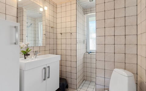 Viljo - 30Km from the Sea: Pared, Piso, Arreglo De Tubería, Baño, Suelo, Diseño De Interiores, Baño, Asiento Del Baño, Plomería, Loseta