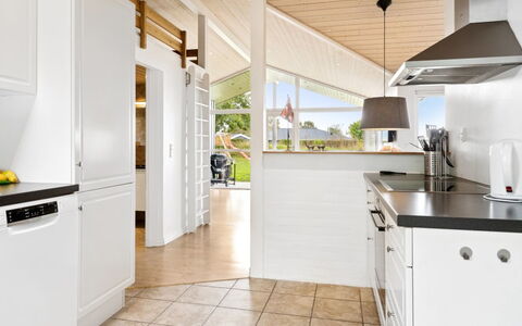 Thjodulf - 300M from the Sea: Piso, Cocina, Diseño De Interiores, Suelo, Mueble, Mostrador, Madera, Techo, Gabinetes, Suelos De Madera