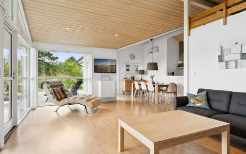 Thjodulf - 300M from the Sea: Piso, Diseño De Interiores, Suelo, Suelos De Madera, Madera, Techo, Mueble, Sala, Suelo Laminado, Sofá