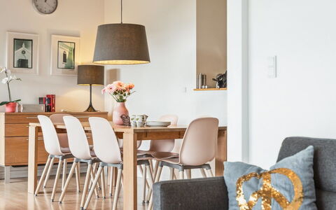 Thjodulf - 300M from the Sea: Mueble, Diseño De Interiores, Piso, Madera, Suelo, Silla, Cocina Y Comedor Mesa, Mesa, Habitación, Comedor