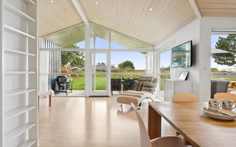 Thjodulf - 300M from the Sea: Techo, Piso, Diseño De Interiores, Suelo, Sala, Habitación, Suelos De Madera, Silla, Madera Dura