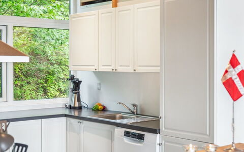 Thjodulf - 300M from the Sea: Cocina, Aparato De Cocina, Diseño De Interiores, Mostrador, Gabinetes, Mueble, Madera, Piso, Electrodoméstico, Alacena