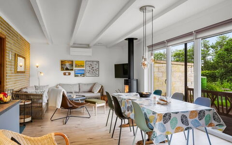 Othinkarl - 1Km from the Sea: Mueble, Diseño De Interiores, Silla, Mesa, Piso, Madera, Techo, Cocina Y Comedor Mesa, Suelo, Comedor