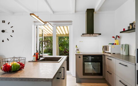 Othinkarl - 1Km from the Sea: Cocina, Mostrador, Aparato De Cocina, Diseño De Interiores, Mueble, Gabinetes, Madera, Electrodoméstico, Electrodoméstico, Piso