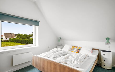 Othinkarl - 1Km from the Sea: Diseño De Interiores, Habitación, Techo, Cama, Piso, Suelo, Casa, Encendiendo, Lecho, Sábana