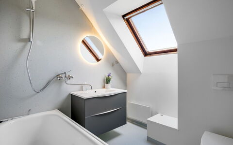 Othinkarl - 1Km from the Sea: Arreglo De Tubería, Diseño De Interiores, Piso, Techo, Suelo, Baño, Grifo, Plomería, Lavabo, Lámpara