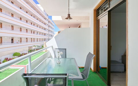 Altemar H3: Edificio, Propiedad, Mesa, Ventana, Planta, Encendiendo, Diseño De Interiores, Piso, Tabla Raqueta De Tenis, Casa