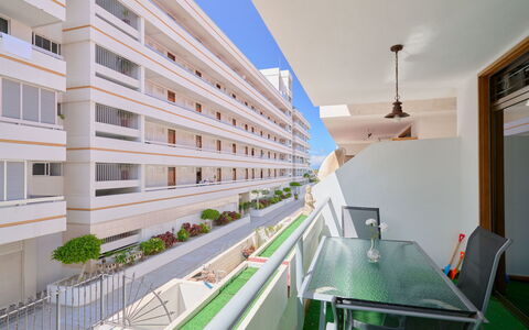 Altemar H3: Edificio, Ventana, Diseño De Interiores, Madera, Diseño Urbano, Suelo, Condominio, Sombra, Fachada, Silla