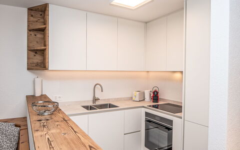 Pontresina 15: Cocina, Diseño De Interiores, Mostrador, Piso, Mueble, Madera, Gabinetes, Aparato De Cocina, Suelo, Techo