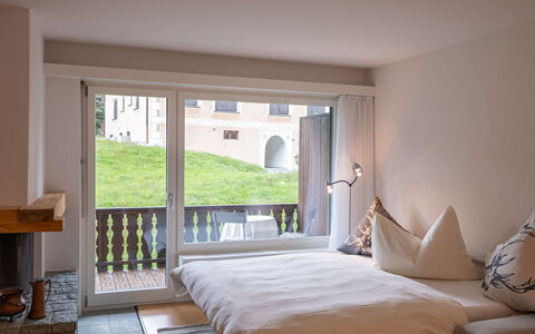 Pontresina 15: Mueble, Edificio, Comodidad, Ventana, Mesa, Madera, Textil, Sombra, Almohada
