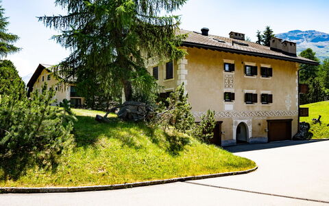 Pontresina 15: Edificio, Planta, Cielo, Ventana, Árbol, Casa, El Terreno Del Lote, Cabaña, Barrio, Superficie De La Carretera