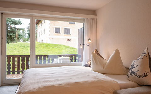 Pontresina 15: Mueble, Propiedad, Planta, Edificio, Comodidad, Ventana, Madera, Textil, Diseño De Interiores, Sombra