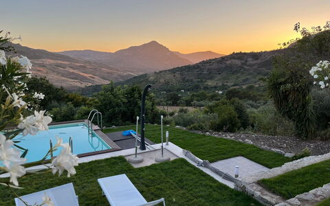 Casa Santa Venera: Cielo, Planta, Propiedad, Montaña, Árbol, Mueble Para Exteriores, Piscina, Hierba, Ocio, Paisaje