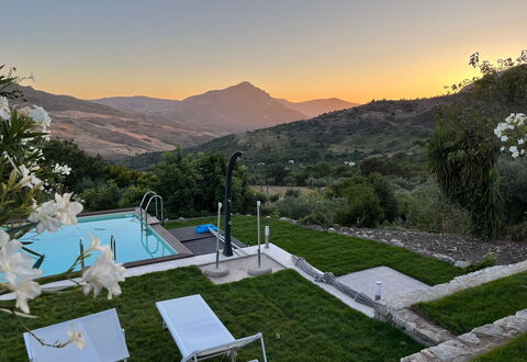 Casa Santa Venera: Cielo, Planta, Propiedad, Montaña, Árbol, Mueble Para Exteriores, Piscina, Hierba, Ocio, Paisaje