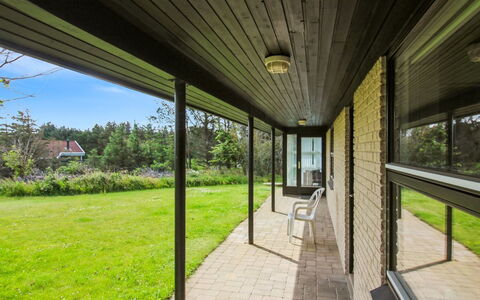 Skyler - 400M from the Sea: Césped, Jardín, Porche, Inmuebles, Sombra, Paisajismo, Casa De Campo, Yarda, Diseño, Vía Muerta