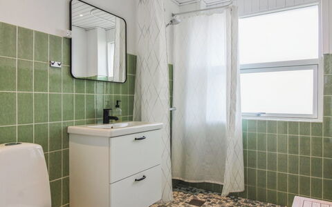 Skyler - 400M from the Sea: Piso, Pared, Arreglo De Tubería, Suelo, Diseño De Interiores, Baño, Plomería, Loseta, Baño, Lavabo