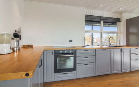 Skyler - 400M from the Sea: Piso, Cocina, Gabinetes, Madera, Mostrador, Diseño De Interiores, Aparato De Cocina, Suelo, Cajón, Mueble