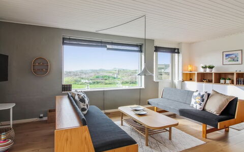 Skyler - 400M from the Sea: Mueble, Diseño De Interiores, Piso, Sofá, Suelo, Sala, Techo, Habitación, Encendiendo, Casa