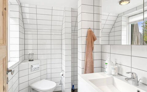 Gorjan - 1.2Km from the Sea: Piso, Diseño De Interiores, Arreglo De Tubería, Suelo, Loseta, Baño, Plomería, Lavabo, Grifo