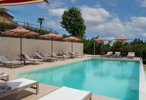 Casa Gallo - Roero - Langhe, Piemonte: Agua, Cielo, Nube, Propiedad, Piscina, Planta, Bandera, Árbol, Sombra, Mueble Para Exteriores
