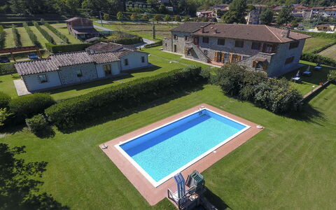 Villa Niccone: Edificio, Propiedad, Planta, El Terreno Del Lote, Piscina, Ventana, Arquitectura, Diseño Urbano, Vegetación, Hierba