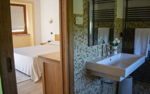Villa Niccone: Lavabo, Propiedad, Grifo, Arreglo De Tubería, Espejo, Baño, Madera, Diseño De Interiores, Suelo