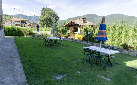 Villa Niccone: Planta, Cielo, Nube, Propiedad, Mesa, Mueble, Naturaleza, Mesa Al Aire Libre, Árbol, Mueble Para Exteriores