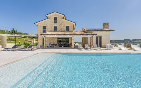 Villa Aso: Cielo, Propiedad, Agua, Azur, Arquitectura, Ocio, Árbol, Planta, Casa, Paisaje