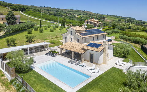 Villa Aso: Planta, Cielo, Propiedad, Edificio, Ventana, Azur, Árbol, Diseño Urbano, Ocio, Bienes Raíces