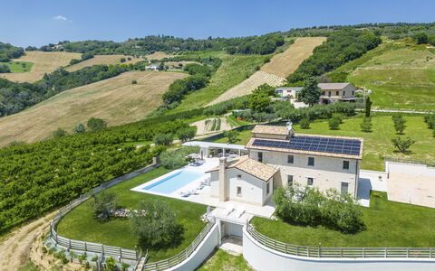 Villa Aso: Planta, Cielo, Propiedad, Pendiente, El Terreno Del Lote, Edificio, Árbol, Diseño Urbano, Hierba, Paisaje