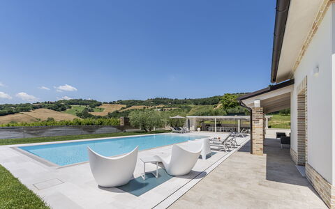 Villa Aso: Cielo, Propiedad, Edificio, Planta, Azur, Agua, Silla, Mueble Para Exteriores, Piscina, Diseño De Interiores