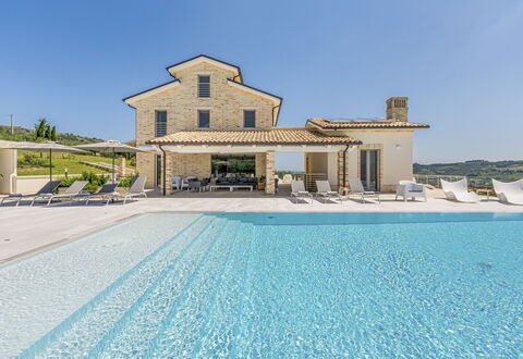 Villa Aso: Cielo, Propiedad, Agua, Azur, Arquitectura, Ocio, Árbol, Planta, Casa, Paisaje