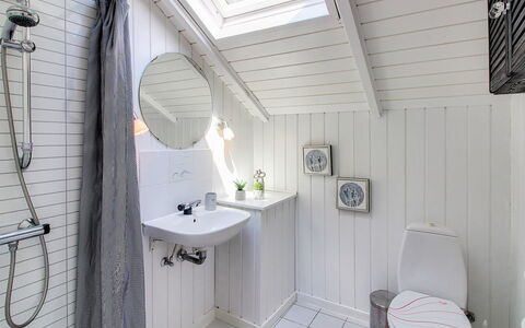 Arnsten: Arreglo De Tubería, Baño, Diseño De Interiores, Lavabo, Piso, Grifo, Suelo, Plomería, Lavabo Del Baño, Techo