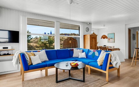 Nashota - 700M from the Sea: Madera, Diseño De Interiores, Mueble, Piso, Suelo, Casa, Sala, Suelos De Madera, Sofá, Habitación