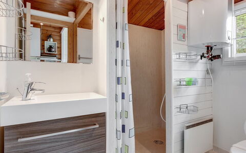 Florense - 2.5Km from the Sea: Arreglo De Tubería, Baño, Piso, Diseño De Interiores, Madera, Suelo, Lavabo, Grifo, Plomería, Lavabo Del Baño