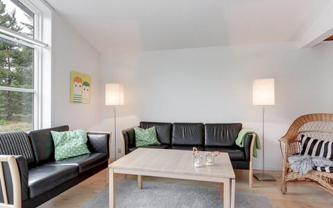 Florense - 2.5Km from the Sea: Mueble, Diseño De Interiores, Piso, Sofá, Suelo, Madera, Sala, Habitación, Casa, Mesa