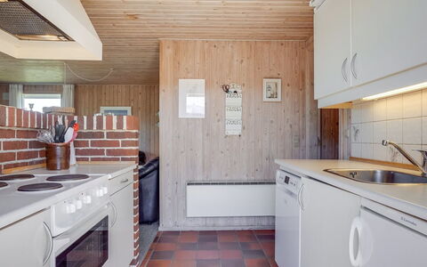 Kirsten - 800M from the Sea: Pared, Madera, Piso, Techo, Suelo, Cocina, Diseño De Interiores, Mostrador, Mueble, Gabinetes